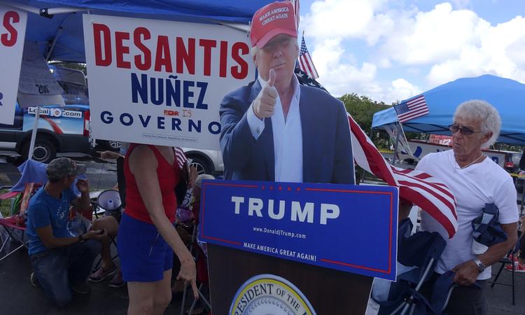 Utilfredse borgere ved et valgsted  i Lauderhill i Florida. hvor man er i gang med at fintælle stemmer.  Joe Cavaretta/AP