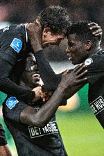 FCM er igen på førstepladsen. Det fejrede Gustav Wikheim, Awer Mabil og Paul Onuachu , da midtjyderne knuste Vejle og vandt  5-0. Jens Nørgaard Larsen/Ritzau Scanpix