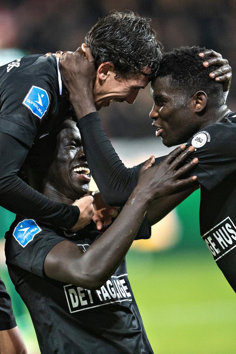 FCM er igen på førstepladsen. Det fejrede Gustav Wikheim, Awer Mabil og Paul Onuachu , da midtjyderne knuste Vejle og vandt  5-0. Jens Nørgaard Larsen/Ritzau Scanpix