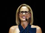 
    Demokraten Kyrsten Sinema blev mandag amerikansk tid erklæret som vinder af senatsvalget i Arizona efter en næsten ugelang omtælling i kølvandet af midtvejsvalget i sidste uge. (AP Photo/Rick Scuteri)
   Rick Scuteri/AP