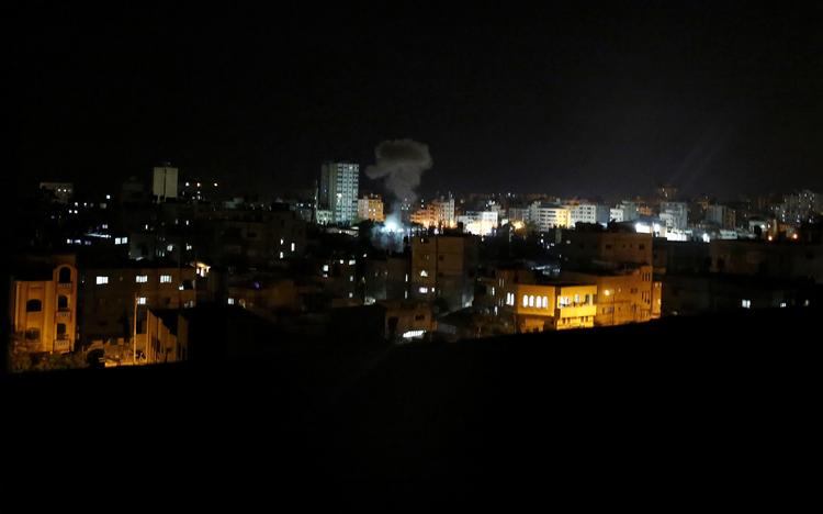 
    Israel gennemførte mandag eftermiddag omfattende luftangreb mod Gazastriben, efter at der var sendt mange raketter mod Israel fra den palæstinensiske enklave, der er kontrolleret af Hamas. (AP Photo/Hatem Moussa)
   Hatem Moussa/AP