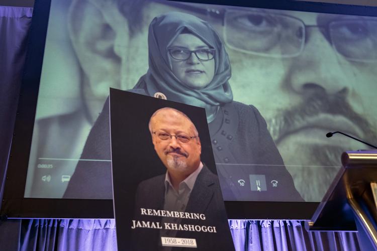 Videoen viser Hatice Cengiz, der var forlovet med den myrdede saudiske journalist Jamal Khashoggi. (AP Photo/J. Scott Applewhite)
   J. Scott Applewhite/AP
