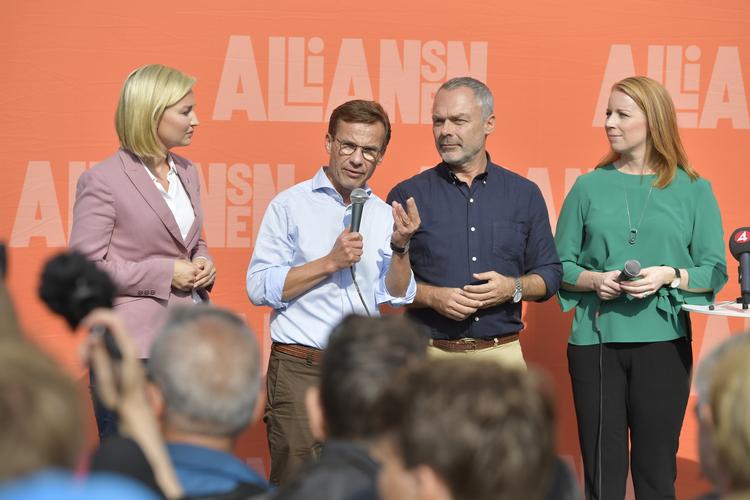 
   Partilederne fra centrum og ud mod højre kan stadig ikke blive enige om, hvem der skal være Sveriges næste statsminister. Fra venstre har vi Kristdemokraternes Ebba Busch Thor, Ulf Kristersson fra Moderaterna , Jan Bjorklund fra Liberalerna og Annie  Lööf fra Centerpartiet. (Jessica Gow/TT via AP)
   Jessica Gow/AP