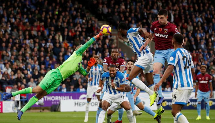 Huddersfield-målmand Jonas Lössl  bokser væk for næsen af Mathias 'Zanka' Jørgensen - to danskere, der gør det godt i England. I fremtiden bliver det sværere, at få en kontrakt i England, da der kommer nye regler. Russell Cheyne/Ritzau Scanpix