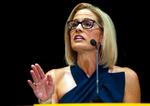 Med sejren i Arizona gjorde Kyrsten Sinema Demokraternes samlede nederlag i valget til Senatet en stol mindre. Rick Scuteri/AP