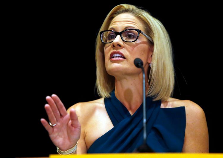 Med sejren i Arizona gjorde Kyrsten Sinema Demokraternes samlede nederlag i valget til Senatet en stol mindre. Rick Scuteri/AP
