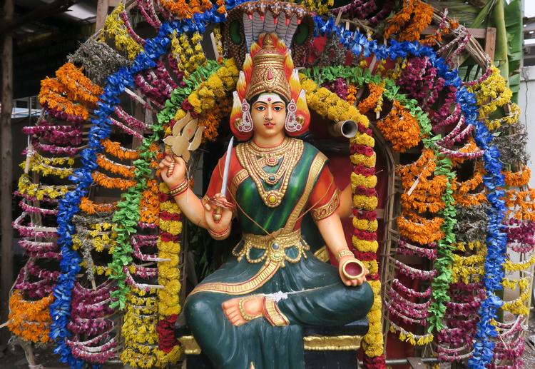 Blomster er en stor industri i Inden. De ofres dagligt til guderne, bæres i håret og er en fast del af en stor fest. 
Det siges, at der er mere end 33 millioner guder i hinduismen. Der er nok at tage af, når de høje indgangstårne i templerne – her et af de fire i Meenakshi-templet i Madurai – skal udsmykkes. Judith Betak