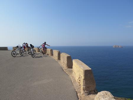 Der er masser af flotte udsigtspunkter på vejen op ad bjerget Sierra Helada. Nogle steder går det stejlt opad, men cykelturen stiller ingen krav til den enkeltes kondition. Elcyklen klarer arbejdet.  Foto: Simone Kamp