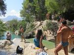 Lidt uden for Benidorm ligger vandfaldene Les Fonts d'Algar. Her kan man komme til med jeep, og dukkerten i det turkisblå vand fra udspringspunktet er for de friske typer (eller de, der bare gerne vil hyldes som 'Danish viking' af medbadende).  For mindre vikinger er der dog også bademuligheder i lavere plateauer. Foto: Simone Kamp