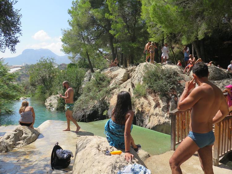 Lidt uden for Benidorm ligger vandfaldene Les Fonts d'Algar. Her kan man komme til med jeep, og dukkerten i det turkisblå vand fra udspringspunktet er for de friske typer (eller de, der bare gerne vil hyldes som 'Danish viking' af medbadende).  For mindre vikinger er der dog også bademuligheder i lavere plateauer. Foto: Simone Kamp