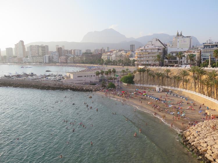 Hvis det bliver for kedeligt bare at ligge på stranden, så frygt ej. Et stykke ud fra kysten kan du stige ombord på en jetski og drøne henover bølgerne i en halv eller hel time. Husk dog, at solen er ekstra skarp ude på vandet, så det kræver godt med solcreme.  Foto: Simone Kamp