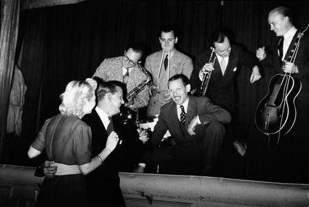 Er jazz dansk?
Måske Leo Mathisens ’Take It Easy, Boy, Boy’, temaet til Olsen Banden og Svend Asmussens ’June Nights’. William Douglas/POLFOTO