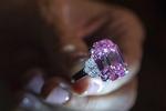 Det kræver en bugnende bankkonto at byde ind på diamanten her. Den er netop solgt fir 331 millioner kroner til juvelerbutikken Harry Winston i New York.     Martial Trezzini/AP