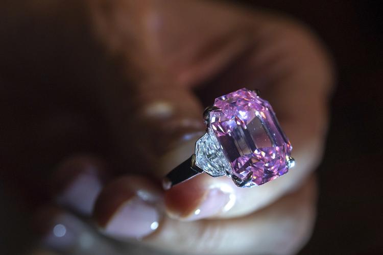 Det kræver en bugnende bankkonto at byde ind på diamanten her. Den er netop solgt fir 331 millioner kroner til juvelerbutikken Harry Winston i New York.     Martial Trezzini/AP