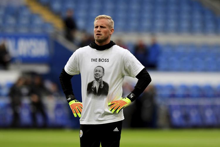 Målmand i Leicester City, Kasper Schmeichel, bærer en t-shirt med billedet af klubejer Vichai Srivaddhanaprabha under opvarmningen til den første kamp, efter Srivaddhanaprabha mistede livet i en helikopterulykke, kort efter den var lettet fra  King Power Stadium. Simon Galloway/AP