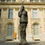 Statuen af den jødiske franske officer Alfred Dreyfus står foran det jødiske museum i Paris., hvor man for tiden kan besøge den stærkt populære udstilling 'Sigmund Freud - du regard à l'écoute'. Musée d'art et d'histoire du Judaïsme/Wikimedia Commons