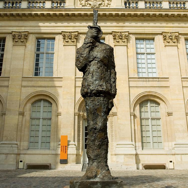 Statuen af den jødiske franske officer Alfred Dreyfus står foran det jødiske museum i Paris., hvor man for tiden kan besøge den stærkt populære udstilling 'Sigmund Freud - du regard à l'écoute'. Musée d'art et d'histoire du Judaïsme/Wikimedia Commons