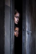 Den ene er lille og mørk, og den anden er lys og langbenet. Pigerne Elena, kaldet Lenú, og Lila, bliver ifølge Henrik Palle spillet helt vidunderligt af henholdsvis Elisa Del Genio (øverst) og Ludovica Nasti. Eduardo Castaldo