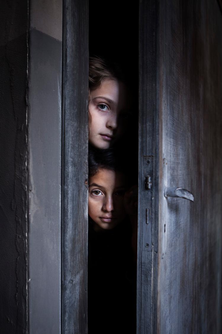 Den ene er lille og mørk, og den anden er lys og langbenet. Pigerne Elena, kaldet Lenú, og Lila, bliver ifølge Henrik Palle spillet helt vidunderligt af henholdsvis Elisa Del Genio (øverst) og Ludovica Nasti. Eduardo Castaldo