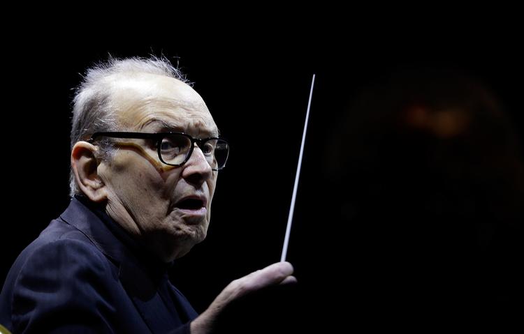Ennio Morricone truer den tyske udgave af Playboy med at pudse advokater på dem, efter de har bragt interview, han mener er det pure opspind. (AP Photo/Luca Bruno, file) Luca Bruno/AP
