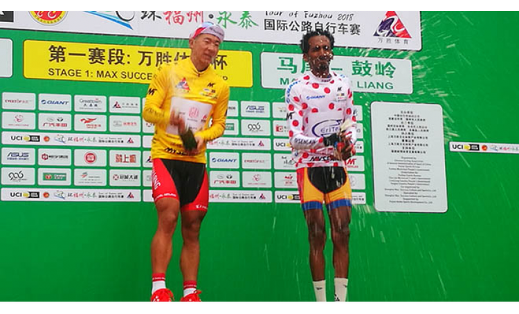 Den 20-årige Xianjing Lyu hyldes som indehaver af den gule førertrøje i Tour of Fuzhou efter at have sikret Kina den første sejr i et pointgivende løb i denne sæsons. Eritreas 21-årige Hanibal Tefsay sikrede sig bjergtrøjen. 