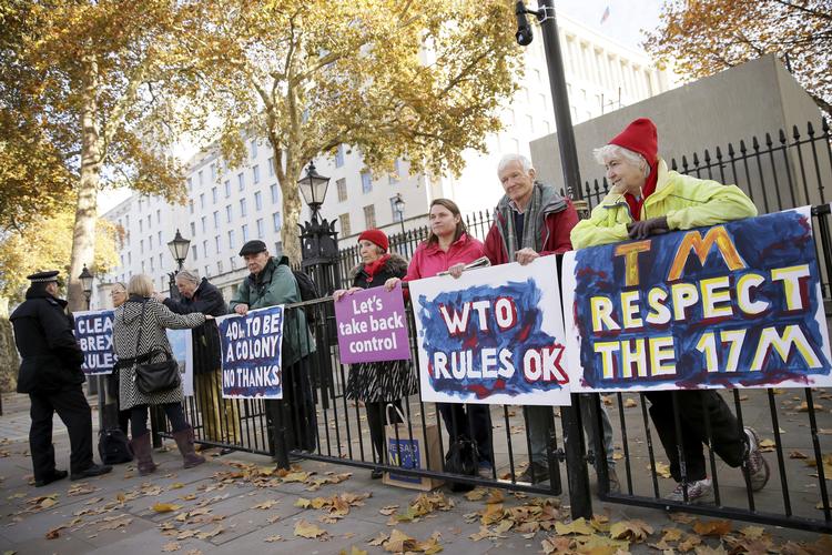 
   Brexit-tilhængere på gaden i London. Tim Ireland/AP