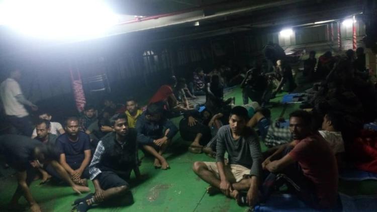91 migranter nægter at forlade et fragtskib ved Libyens kyst. De vil fortsætte til Europa.  /AP