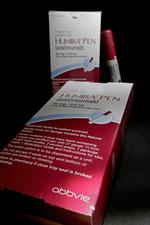 Fremover  kan regionerne erstatte det dyre lægemiddel Humira med et nyt, lignende produkt, som er billigere. Det vil give besparelser på 335 millioner kroner årligt. David J. Phillip/AP