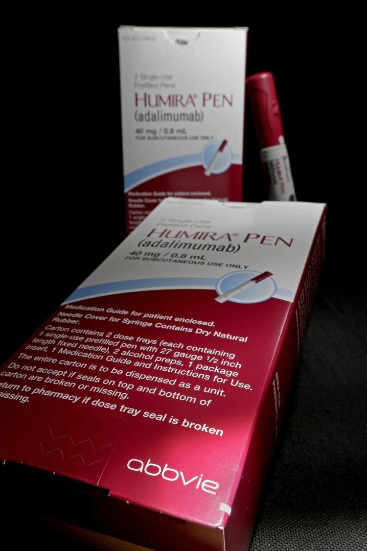 Fremover  kan regionerne erstatte det dyre lægemiddel Humira med et nyt, lignende produkt, som er billigere. Det vil give besparelser på 335 millioner kroner årligt. David J. Phillip/AP