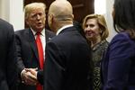 Så sent som for to dage siden var Mira Ricardel sammen med præsident Donald Trump ved en ceremoni i Det Hvide Hus. Nu bliver hun forflyttet.
 Evan Vucci/AP