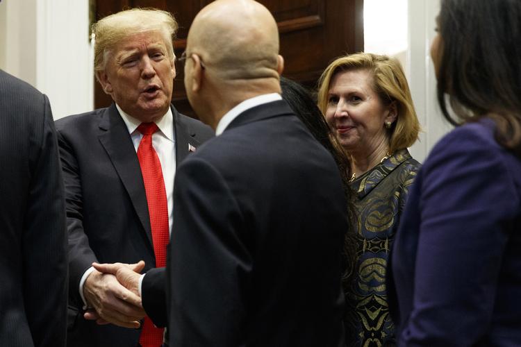 Så sent som for to dage siden var Mira Ricardel sammen med præsident Donald Trump ved en ceremoni i Det Hvide Hus. Nu bliver hun forflyttet.
 Evan Vucci/AP