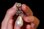 En perle og en diamant, som engang var ejet af Marie Antoinette, er blevet solgt hos auktionshuset Sotheby's i New York for 237 mio. kroner. Marie Antoinette, blev dræbt under Den Franske Revolution af oprørere, men nåede at smugle nogle af sine smykker ud af landet først. 
    A natural pearl and diamond pendant once owned by Marie Antoinette is held by a model during a press preview ahead of the upcoming auction "Royal jewels from the Bourbon Parma Family" at Sotheby's in Geneva November 7, 2018. REUTERS/Denis Balibouse TPX IMAGES OF THE DAY
   Denis Balibouse/Ritzau Scanpix