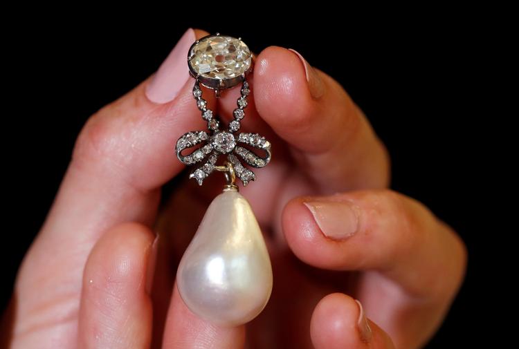 En perle og en diamant, som engang var ejet af Marie Antoinette, er blevet solgt hos auktionshuset Sotheby's i New York for 237 mio. kroner. Marie Antoinette, blev dræbt under Den Franske Revolution af oprørere, men nåede at smugle nogle af sine smykker ud af landet først. 
    A natural pearl and diamond pendant once owned by Marie Antoinette is held by a model during a press preview ahead of the upcoming auction "Royal jewels from the Bourbon Parma Family" at Sotheby's in Geneva November 7, 2018. REUTERS/Denis Balibouse TPX IMAGES OF THE DAY
   Denis Balibouse/Ritzau Scanpix