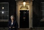 Den britiske premierminister, Theresa May, holder tale udenfor 10 Downing Street i London onsdag 14. november. May står overfor en gigantisk udfordring med at overbevise det britiske parlament om at stå bag Brexit-aftalen.  Matt Dunham/AP