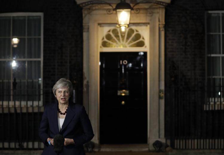 Den britiske premierminister, Theresa May, holder tale udenfor 10 Downing Street i London onsdag 14. november. May står overfor en gigantisk udfordring med at overbevise det britiske parlament om at stå bag Brexit-aftalen.  Matt Dunham/AP