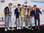 K-popbandet BTS er havnet i en regulær shitstorm efter at have båret en t-shirt og kasket med nazistiske og totalitære referencer. (Foto: Jordan Strauss/Invision/AP) Jordan Strauss/AP