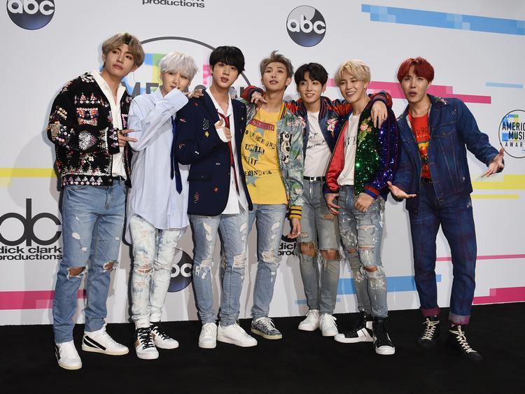 K-popbandet BTS er havnet i en regulær shitstorm efter at have båret en t-shirt og kasket med nazistiske og totalitære referencer. (Foto: Jordan Strauss/Invision/AP) Jordan Strauss/AP