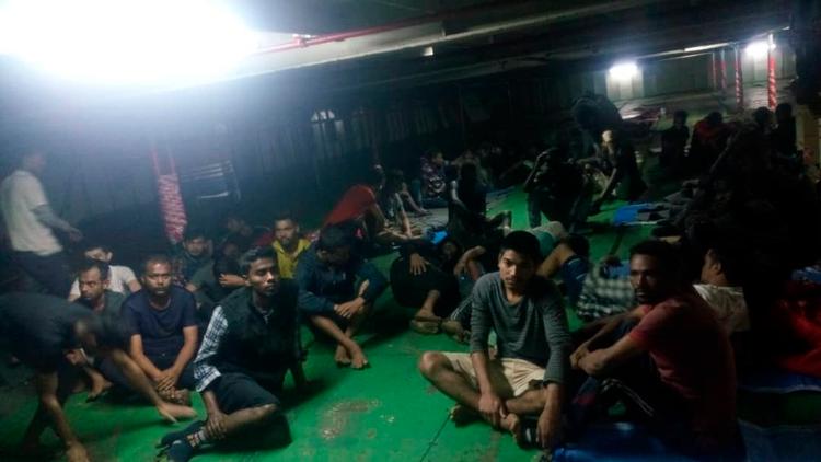 Desperation. Mens EU bruger milliarder på at stoppe migranterne, tager mange fortsat chancen. Her har en gruppe migranter taget kontrol med et skib i protest mod, at de blev sejlet tilbage til Libyen /AP