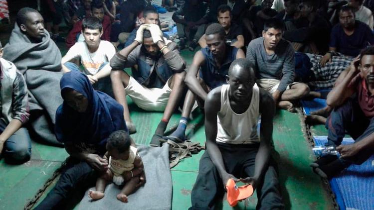 91 migranter blev i sidste uge reddet af et fragtskib i Middelhavet. 77 af dem nægter at forlade skibet i den libyske havneby Misrata. AP/AP