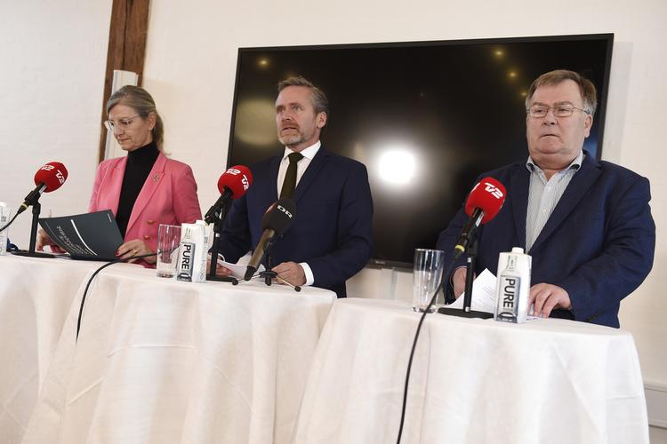 
    Forsvarsminister Claus Hjort Frederiksen (V), udenrigsminister Anders Samuelsen (LA) og udviklingsminister Ulla Tørnæs (V) lancerer en ny udenrigs- og sikkerhedspolitisk strategi for 2019-2020, som giver regeringens svar på, hvordan Danmark de kommende år bedst navigerer gennem en verden i hastig forandring. Liselotte Sabroe/Ritzau Scanpix