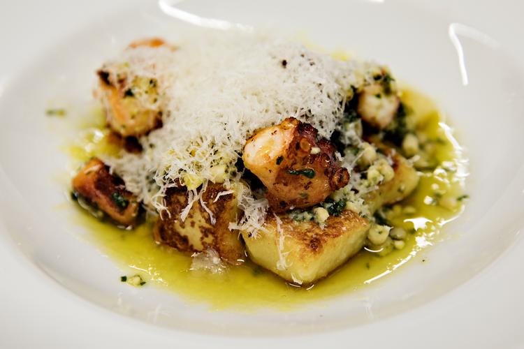 De små puder af gnocchi med blæksprutte var en af de bedste italienske serveringer, vores anmelder har spist i år. Og så oven i købet på en fransk restaurant. Jacob Ehrbahn/POLFOTO