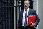 Theresa May havde netop onsdag aften meldt ud, at hun havde regeringen bag sig ift. aftalen om Brexit. Torsdag morgen meddelte minister for Brexit, Dominic Rab, sig.  Matt Dunham/AP