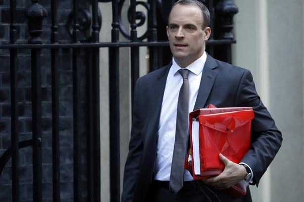 Theresa May havde netop onsdag aften meldt ud, at hun havde regeringen bag sig ift. aftalen om Brexit. Torsdag morgen meddelte minister for Brexit, Dominic Rab, sig.  Matt Dunham/AP
