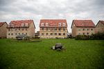 Beboerne i Horsevænget må på skift genhuses,  mens deres lejligheder bliver renset for skimmelsvamp. Ifølge borgmesteren går der op til to år, før de sidste lejligheder er renoveret. Peter Hove Olesen/POLFOTO