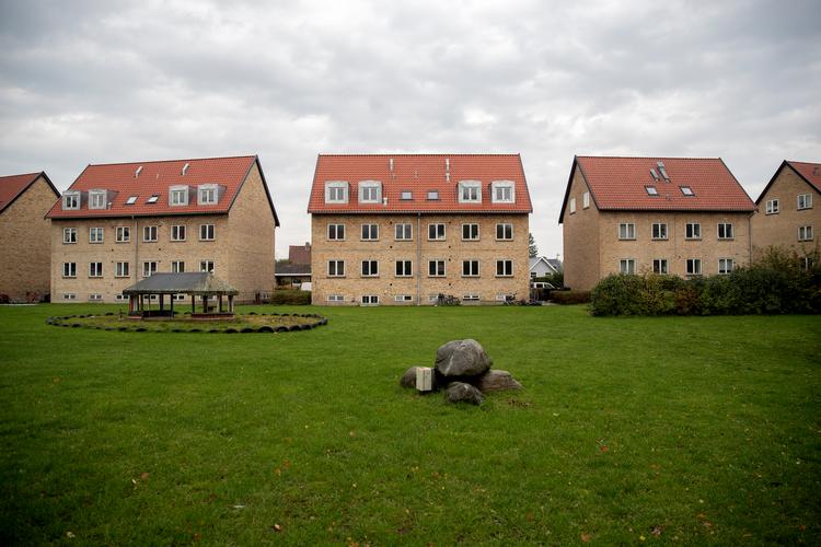 Beboerne i Horsevænget må på skift genhuses,  mens deres lejligheder bliver renset for skimmelsvamp. Ifølge borgmesteren går der op til to år, før de sidste lejligheder er renoveret. Peter Hove Olesen/POLFOTO