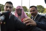 Saudi-Arabiens øverste anklager Saud al-Mojeb (i midten) anbefaler dødsstraf til fem mistænkte i sagen om drabet på journalisten Jamal Khashoggi.
 /AP