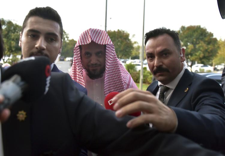 Saudi-Arabiens øverste anklager Saud al-Mojeb (i midten) anbefaler dødsstraf til fem mistænkte i sagen om drabet på journalisten Jamal Khashoggi.
 /AP