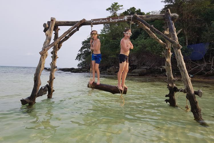 Lige foran hotellet er der bygget en vandgynge, hvor det er godt at tage en pause fra snorklingen, som Storm (9) og Victor (11) gør her. Martine Lind Krebs