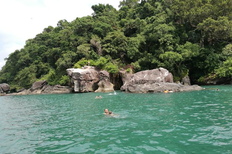 På en af de små ubeboede øer ud for Cambodjas kyst finder man Elephant Rock, som er et stop på mange turistsejlture. Fra klippen er der et spring på cirka 7 meter ned i vandet. Her er 11-årige Victor ved at tage tilløb. Martine Lind Krebs
