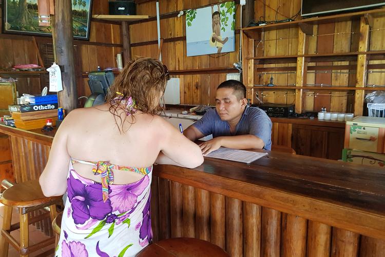 Kang Sereyrath - eller Robbie, som han kalder sig - har ikke holdt ferie, siden hotellet åbnede for fire år siden. Han er hele tiden på benene for at give alle gæster så god en oplevelse som muligt. Martine Lind Krebs